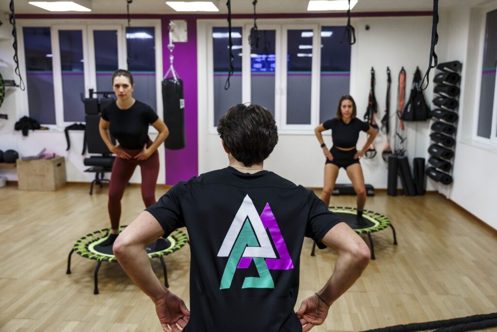 Personal Trainer mostra l'esercizio per le donne